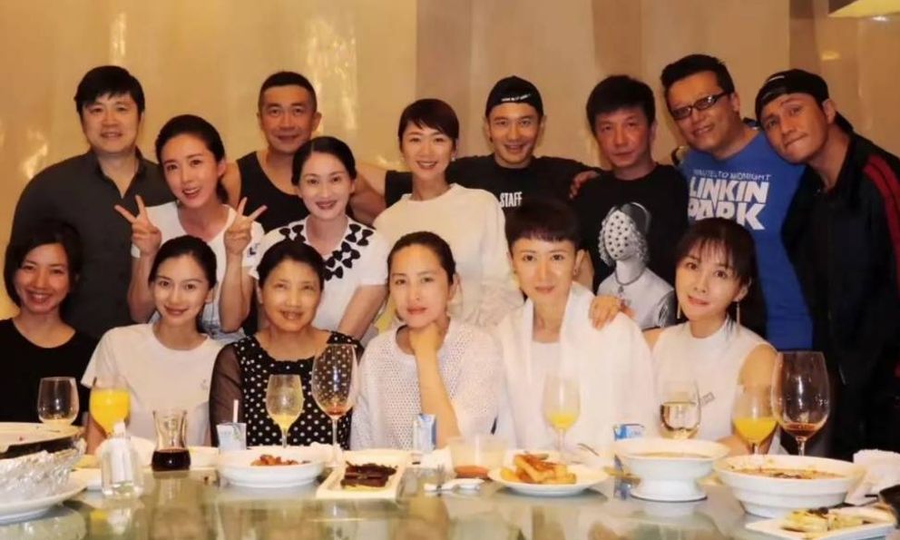 Doanh nhân từ Mỹ bỏ hết công việc về nước họp lớp, mời 18 bạn ai ngờ 36 người xuất hiện, hôm sau cả lớp kéo nhau ra tòa