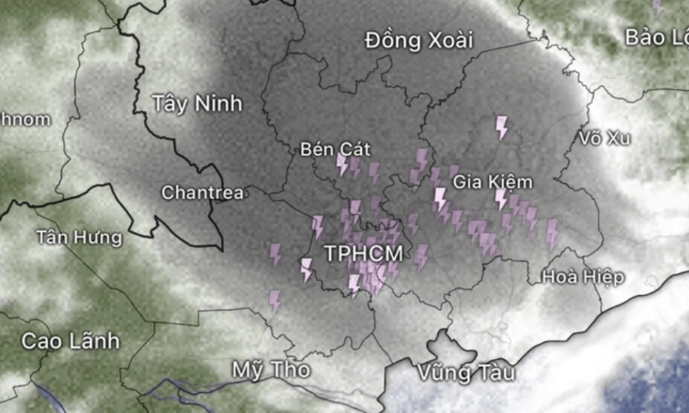 Sáng nay, TP.HCM mưa lớn, sấm sét nhiều nơi