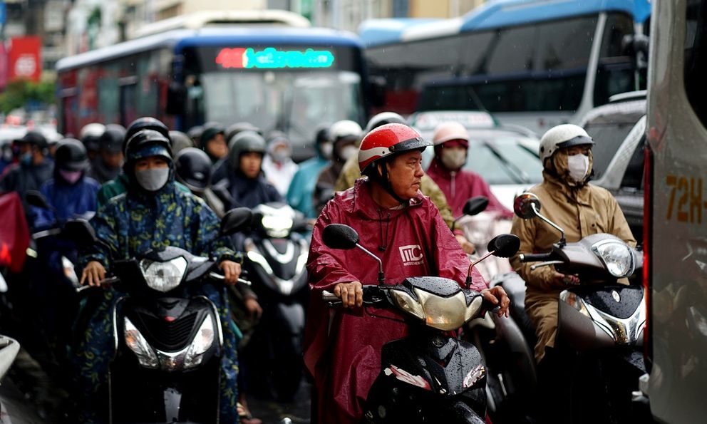 TP.HCM mưa lớn từ sáng sớm, người đi làm chật vật trong dòng xe