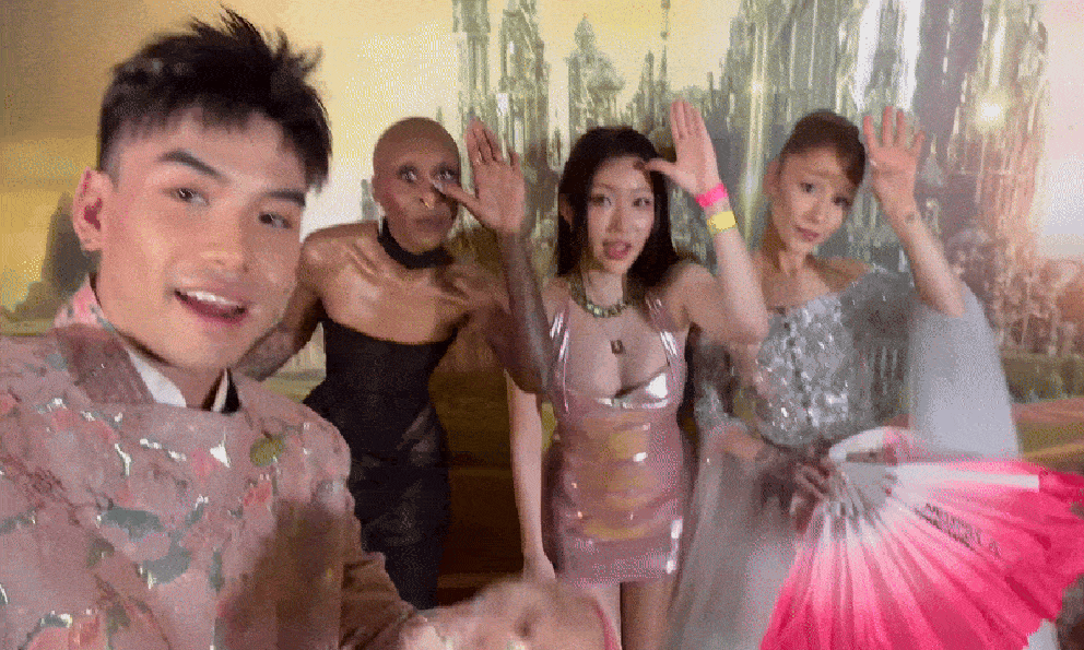 Trời ơi Ariana Grande nói tiếng Việt, lại còn vẫy tay đu trend 