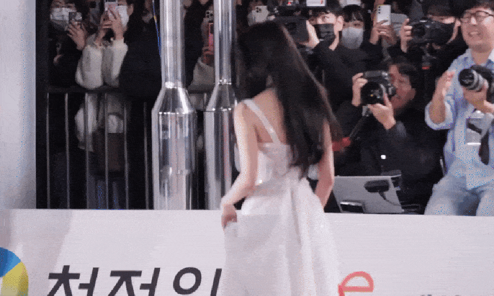 Đội ơn trời đất vì cặp đôi này đã yêu nhau: Nhà trai là hoàng tử cao sang quyền quý, nhà gái xinh yêu như em bé