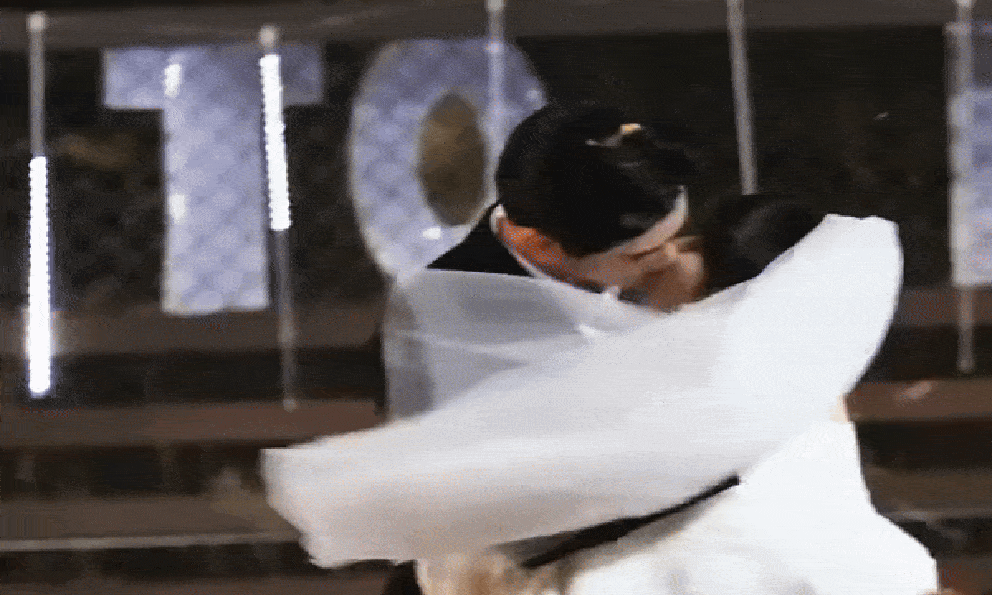 Màn cầu hôn đang viral khắp Trung Quốc: Nhà trai là nam thần học đường cao 1m90, nhà gái ngoan xinh yêu nhất trên đời