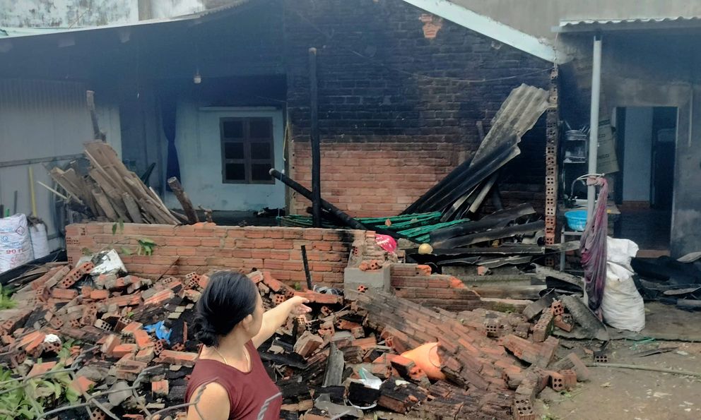 Lốc xoáy ở Đà Nẵng khiến hàng chục nhà tốc mái, 4 người bị thương