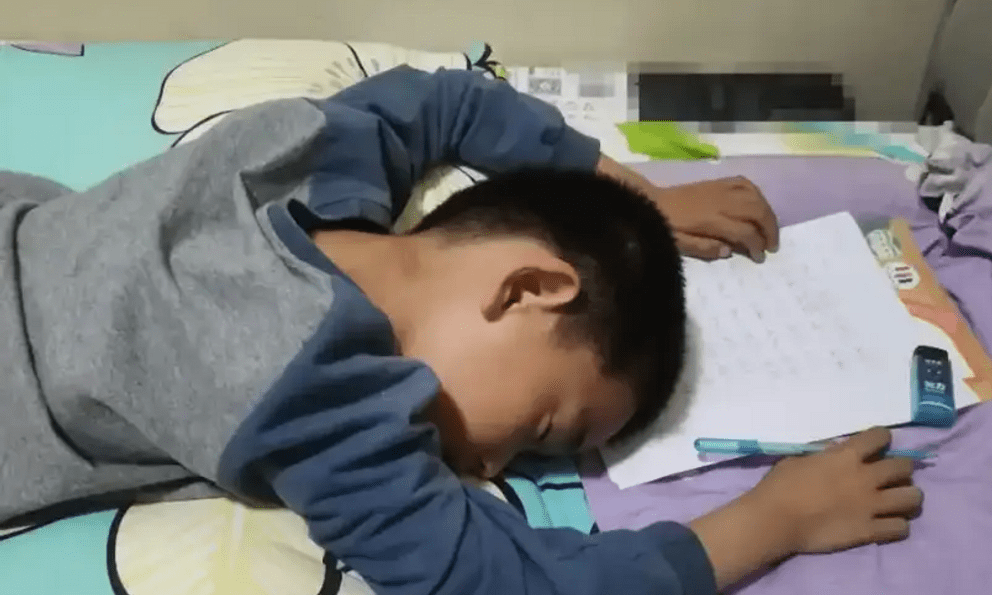 Đăng ảnh khoe con chăm học, mẹ sốc nặng khi bị cư dân mạng phán: 