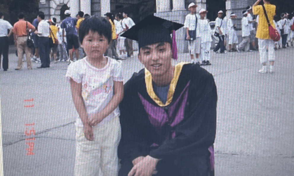 Nam sinh bị kéo vào chụp ảnh cùng cô bé năm 2005, 20 năm sau họ bất ngờ hội ngộ theo cách không ai ngờ