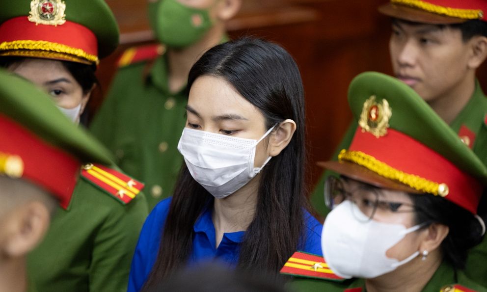 Tổng giám đốc Công ty Sen Vàng và 27 người khác vắng mặt trong phiên xử hoa hậu Nguyễn Thúc Thuỳ Tiên