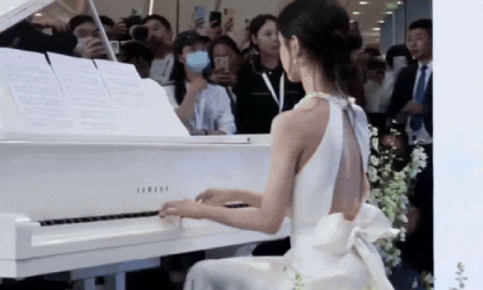 Sốc với tin “thần tiên tỷ tỷ” bị giam cầm đánh đập, 1 người đàn ông đóng giả thế thân dự sự kiện suốt thời gian qua