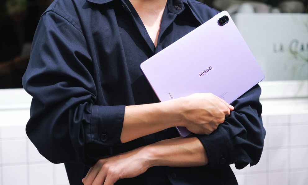 Mẫu tablet giá dưới 10 triệu đồng: dùng như máy tính, có màu tím lạ mắt