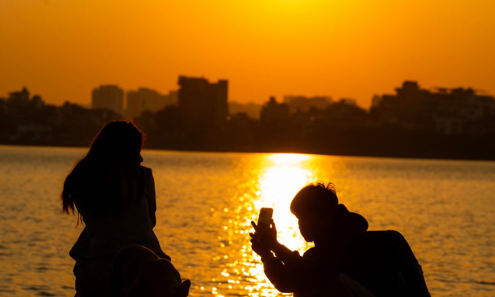 Clip: Cảnh tượng khó tin trên bầu trời Hà Nội chiều nay