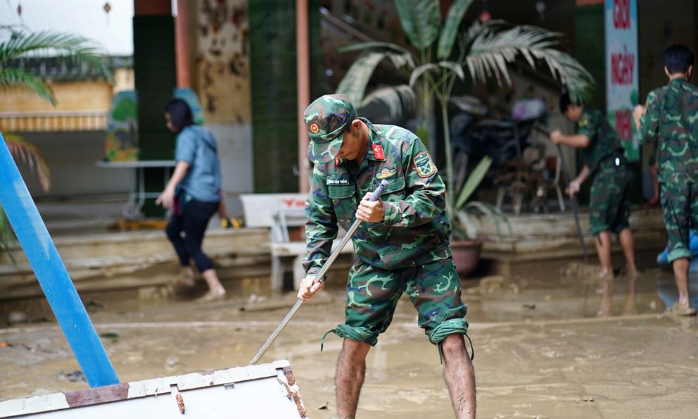 Nhà cửa ngập bùn, trường học tan hoang sau mưa lũ kinh hoàng: Gần 200 chiến sĩ giúp người dân Nha Trang ổn định cuộc sống