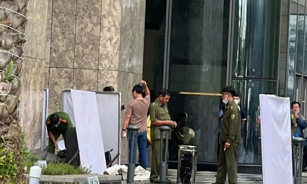 Phát hiện thi thể người đàn ông giấu trong túi ở sảnh chung cư: Truy bắt 2 nghi can