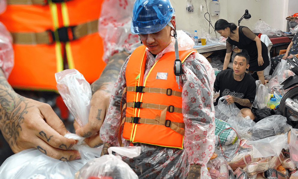 Người đàn ông xăm trổ kín mình và nhóm bạn 