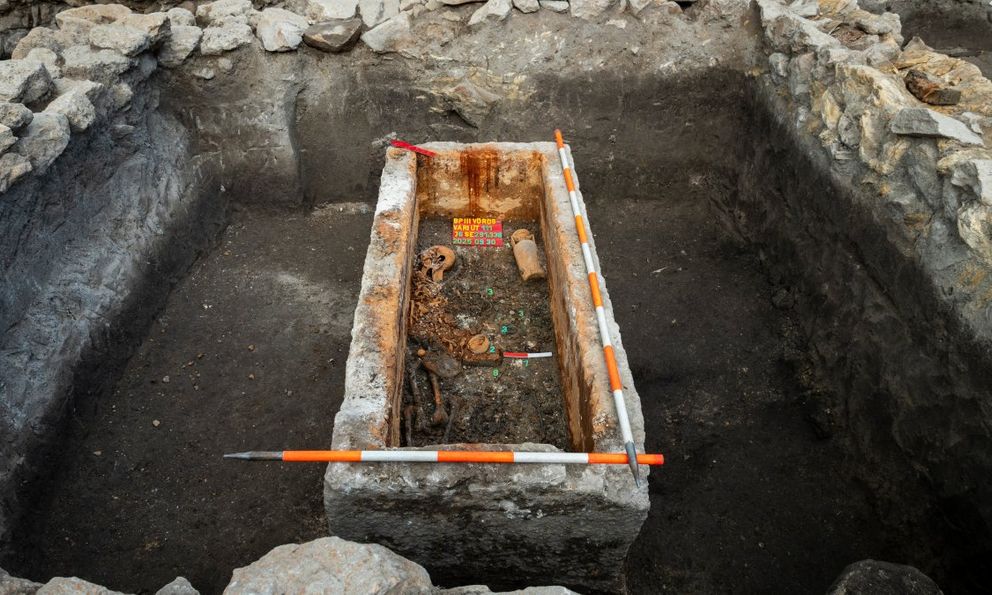 Mở cỗ quan tài còn nguyên vẹn sau 1.700 năm, chuyên gia sốc khi nhìn vào bên trong