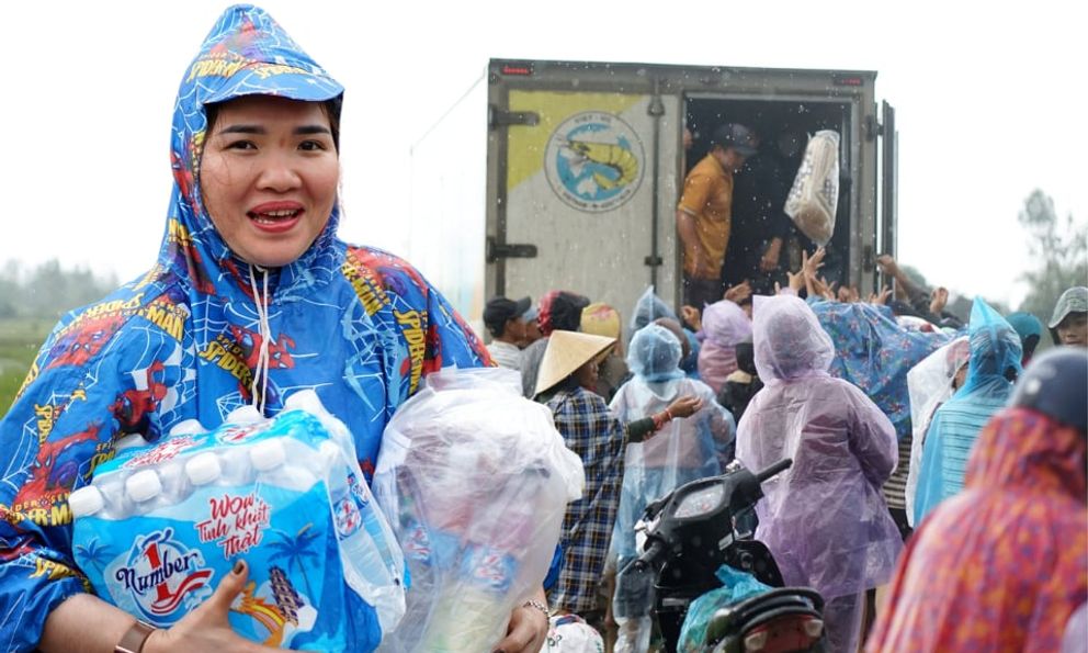 Rơi nước mắt nơi rốn lũ Hoà Thịnh: Người dân xếp hàng dài chờ nhận đồ từ thiện, chỉ mong xin được vài bộ quần áo khô để mặc qua ngày