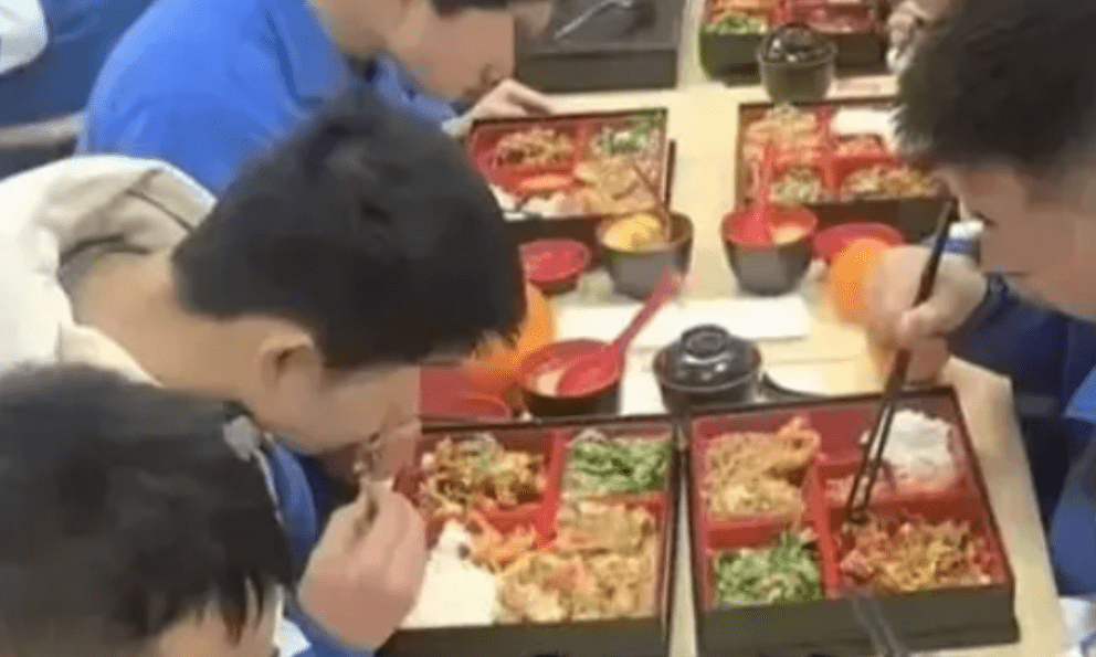 Trường cấp 3 lập khu riêng trong canteen cho học sinh giỏi ăn uống sang chảnh: MXH bùng tranh cãi!