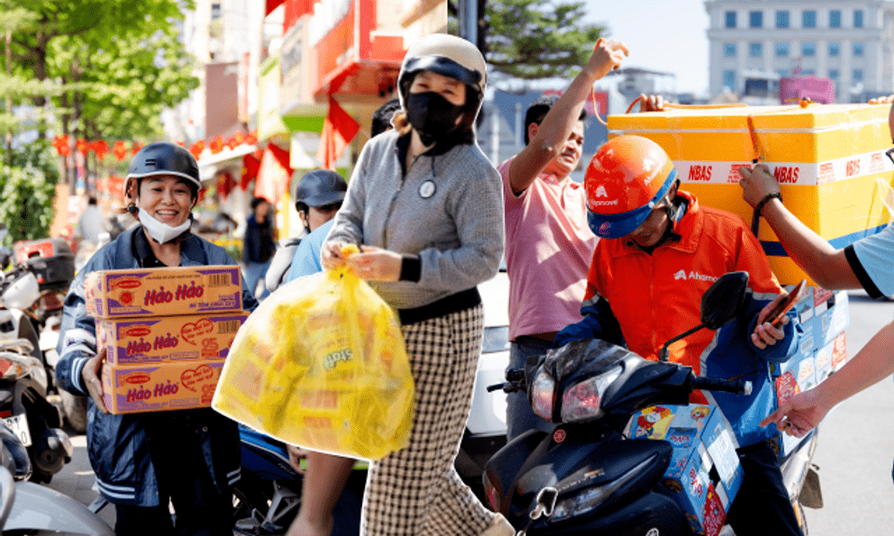 Hà Nội đồng lòng hướng về miền Trung: Hàng loạt điểm tập kết hàng cứu trợ mọc lên khắp nơi, từng gói quà kèm lời nhắn gửi trọn yêu thương