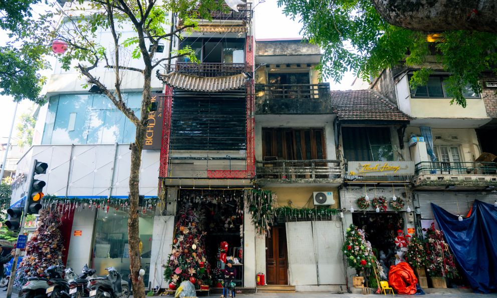 Khung cảnh khác lạ tại phố Hàng Mã sau khi lực lượng chức năng tháo dỡ mái che, trả lại vỉa hè