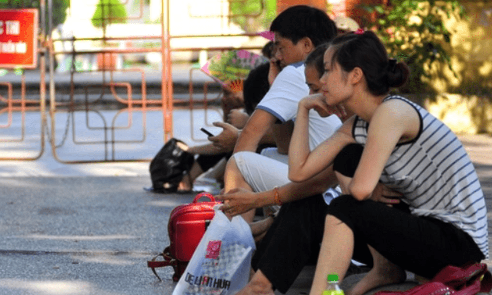 Thấy cả lớp đi học IELTS, phụ huynh Hà Nội đưa con đến trung tâm xin học, nghe số tiền phải trả, chị dắt con đi về luôn