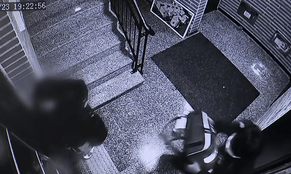 Bắt khẩn cấp mẹ ruột và cha dượng nghi bạo hành khiến bé 16 tháng tử vong