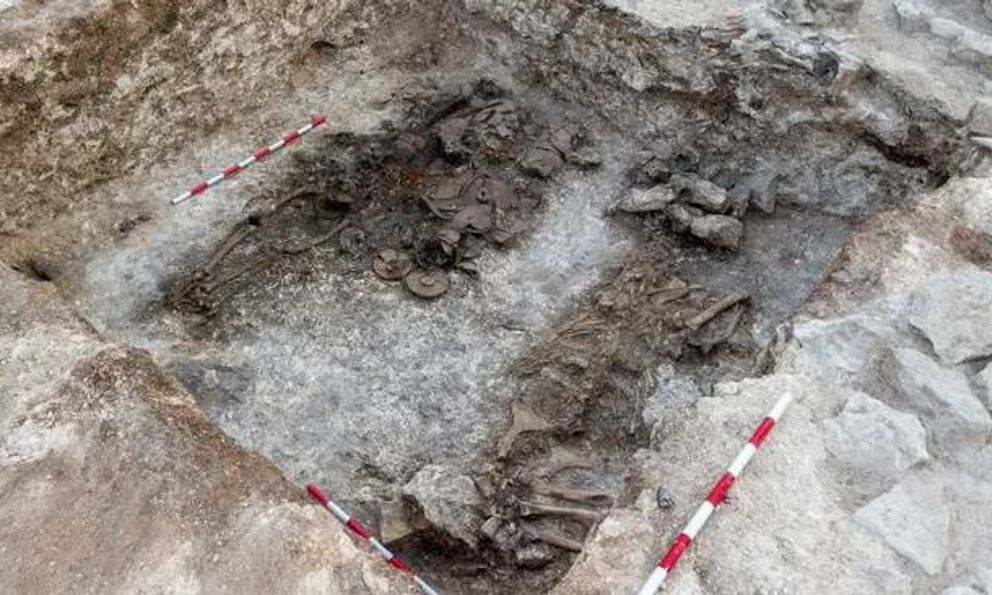 Đang đào nền công viên, công nhân chạm phải hài cốt 2.100 tuổi kỳ lạ đội vòng hoa tuyệt mỹ: Bí mật bên trong gây sốc