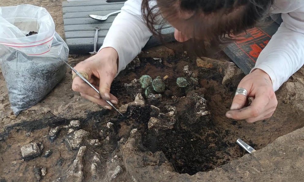 Phát hiện chấn động ở Pháp: Ngôi mộ đầy điểm bất thường và 22 báu vật vàng 