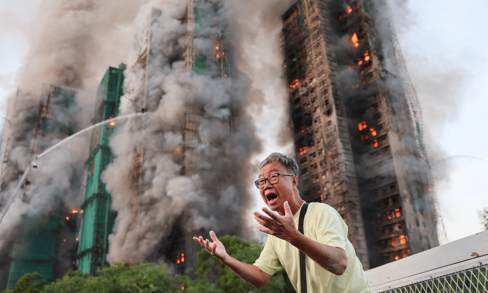 Câu chuyện xé lòng đằng sau bức ảnh người đàn ông tuyệt vọng gục ngã trước những toà nhà đang cháy ở Hong Kong