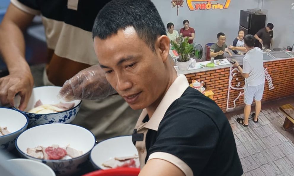 Đôi vợ chồng ở Đắk Lắk nấu hàng trăm bát phở tiếp sức bà con và đoàn thiện nguyện: 