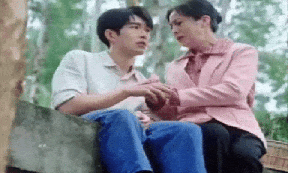 Ai làm ra phim Trung Quốc này điên thật rồi: Nữ chính hơn nam chính 30 tuổi, tam quan lệch lạc quá trời