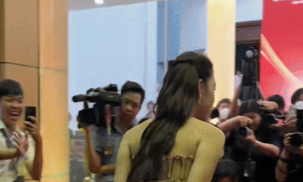 Khỏi cần ánh sáng, mỹ nhân Việt này tự phát sáng giữa khung hình: Cả mặt toàn tinh hoa, càng quay cận càng đẹp