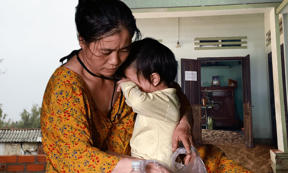 Chồng thiệt mạng trong lũ vì quay lại cứu 2 cháu: Vợ nghẹn lòng kể về bữa cơm vội vã cuối cùng 