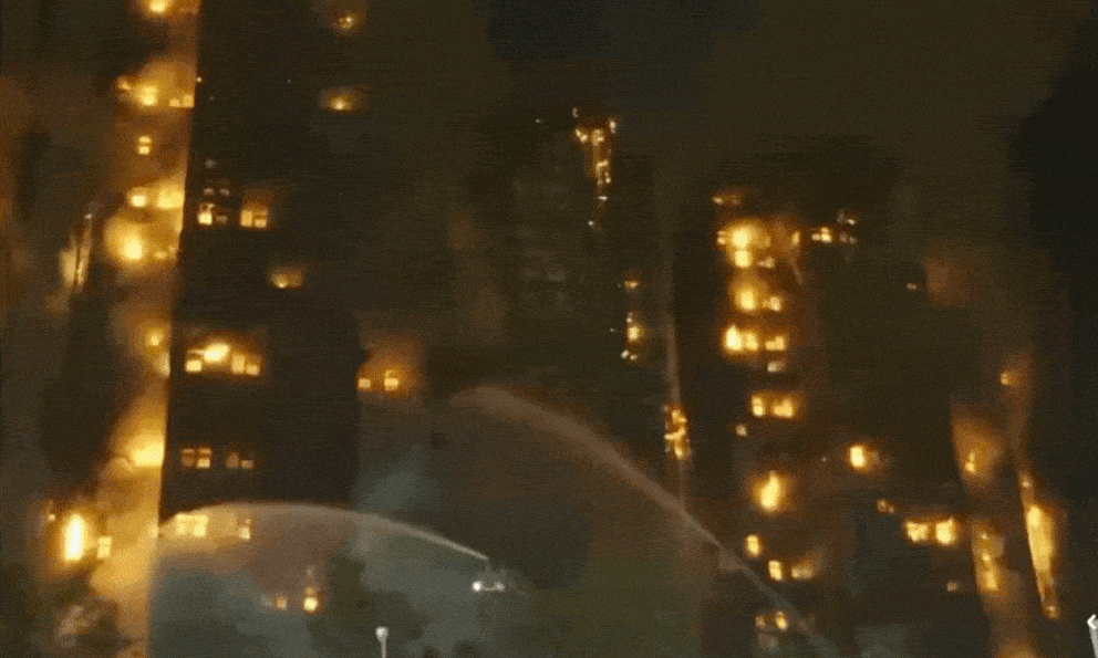 Cảnh tượng tựa tận thế: 3 toà chung cư cháy như đuốc, 4.000 người Hong Kong đối mặt hỏa hoạn mức cao nhất sau hơn một thập kỷ