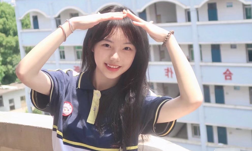 Thấy con gái mới lớp 10 đã trang điểm điệu đà, phụ huynh Hải Phòng lên mạng đặt 2 câu hỏi: Cả cõi mạng vào tranh cãi!