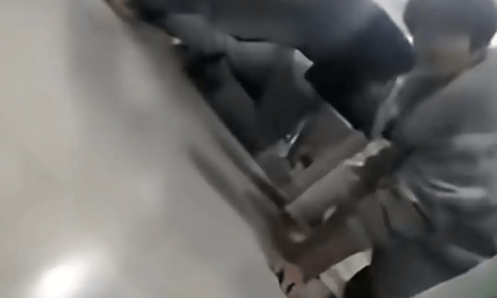 Không tin nổi: Giáo viên bắt học sinh quỳ giữa trời lạnh vì 