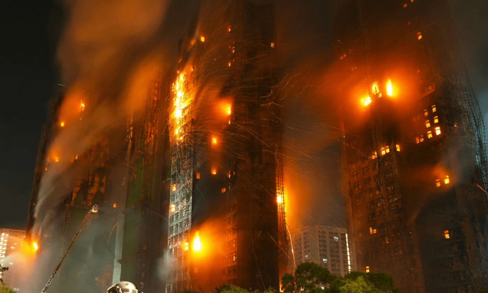  Bắt 3 người sau vụ cháy kinh hoàng khiến ít nhất 36 người chết ở Hong Kong (Trung Quốc): Hé lộ vật liệu khiến ngọn lửa bùng lan như “quái vật”