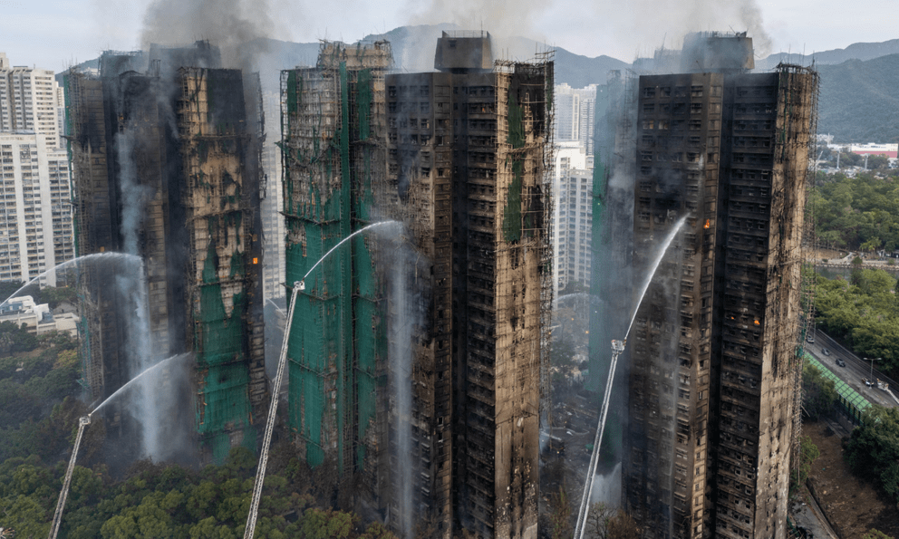 Khung cảnh hoang tàn trơ khung tre ở khu chung cư Hong Kong (Trung Quốc) ngay lúc này: Mái ấm của gần 4.700 người chẳng còn lại gì