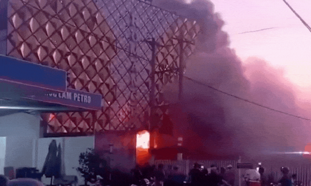 Quán bar nổi tiếng tại Đồng Nai bốc cháy ngùn ngụt