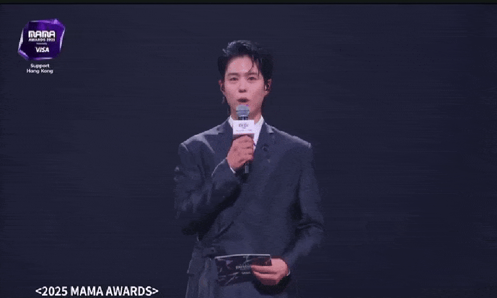 Khoảnh khắc xúc động nhất MAMA 2025: Park Bo Gum cúi đầu mở màn, xót xa tưởng niệm nạn nhân thảm hoạ cháy tại Hong Kong (Trung Quốc)