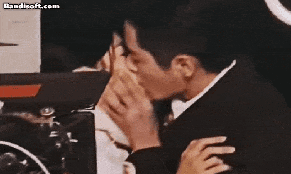 Bắt gặp cặp đôi ngôn tình hôn nhau quá dữ giữa chốn đông người: Nhà trai đẹp đỉnh, chuẩn với bản gốc