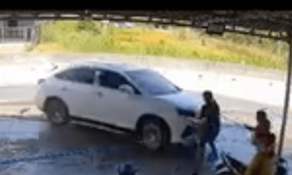 Em trai lái ô tô đâm vào nhà chị ruột, tông tử vong em mình