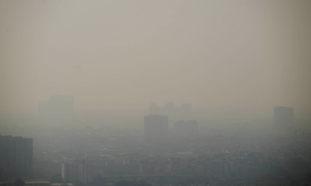 Chùm ảnh, clip: Hà Nội chìm trong bụi mịn dày đặc