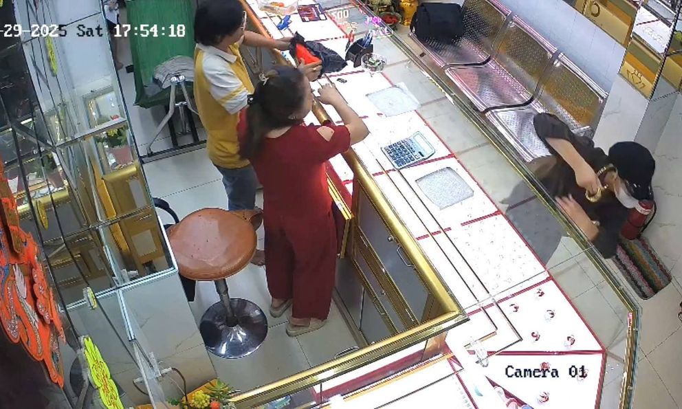 Nam thanh niên 2002 đi cướp tiệm vàng ở TP.HCM: Mới quen bạn gái nên muốn có tiền ăn chơi, mang dao để 