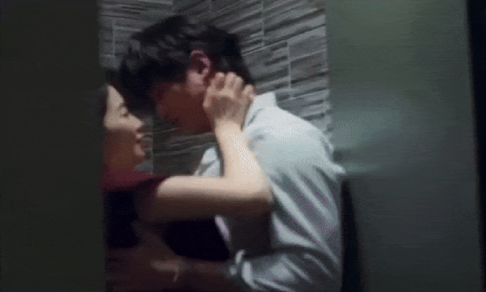 Đăng clip 10 giây hôn ngấu nghiến nam tài tử có vợ con trong nhà vệ sinh, nữ diễn viên bị lên án 