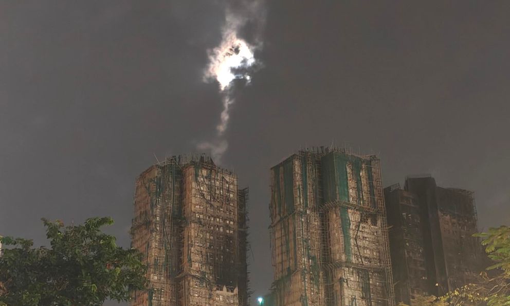 Ánh sáng lạ xuất hiện tại khu chung cư bị cháy tại Hong Kong (Trung Quốc) đúng 1 tuần sau thảm kịch