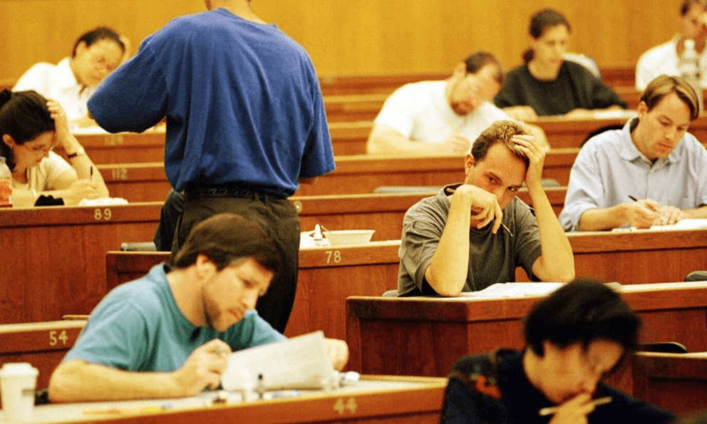 Nếu bạn nghĩ thi học kỳ đã khó, hãy thử kỳ thi này: Đến tỷ phú học xong cũng stress, chồng cựu Công chúa Nhật Bản thi lại 2 lần