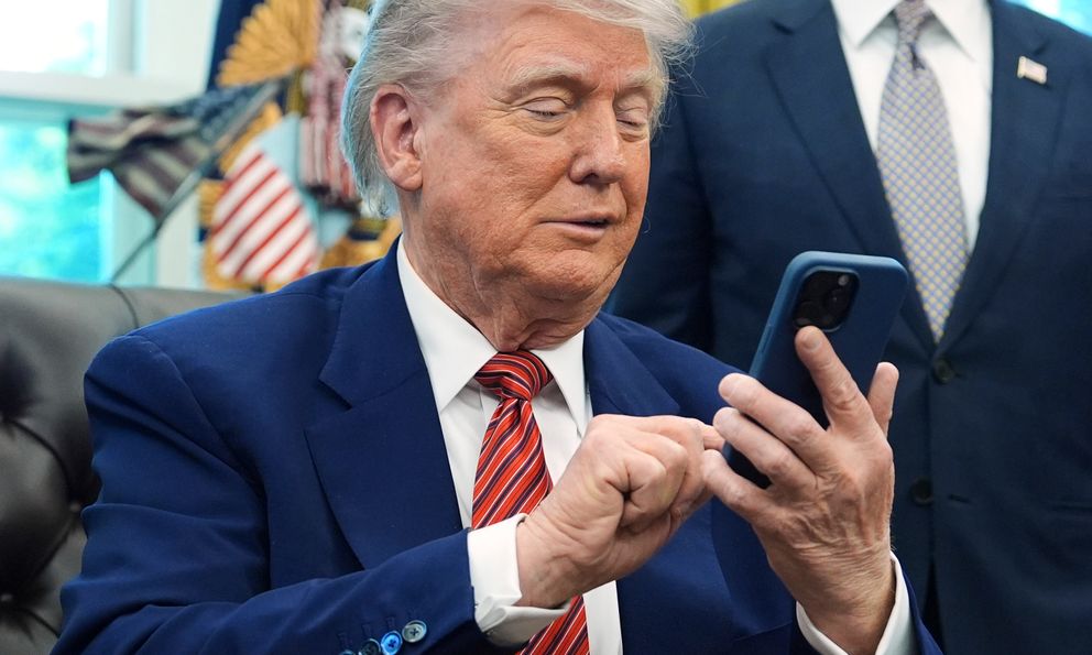 Tổng thống Mỹ Donald Trump chia sẻ hơn 160 bài đăng lên mạng xã hội trong 5 giờ