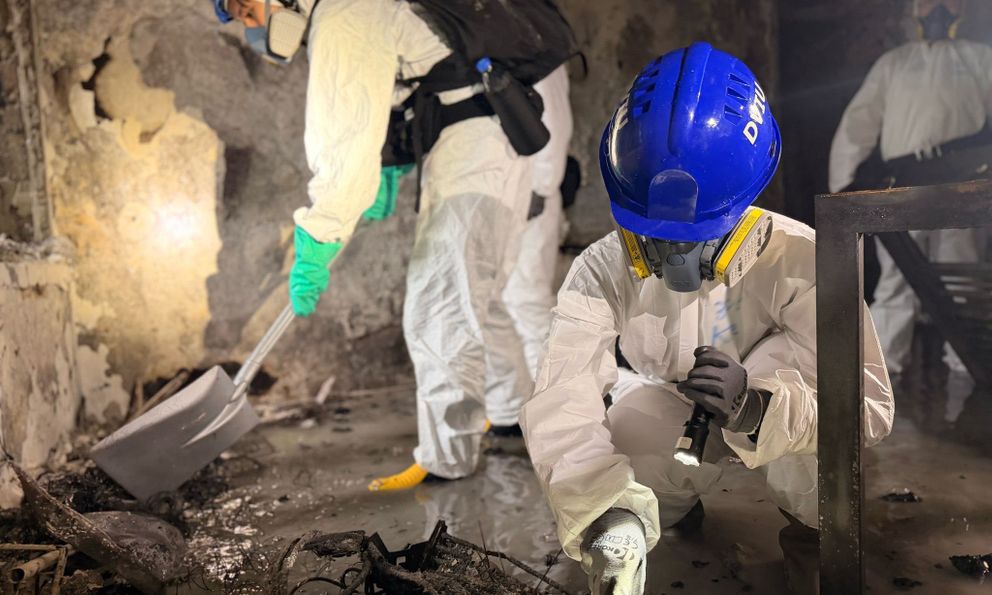 Đội cứu hộ tìm kiếm thi thể bằng tay không tại tòa chung cư Hong Kong (Trung Quốc): “Chúng tôi muốn khóc mà phải kìm nén”