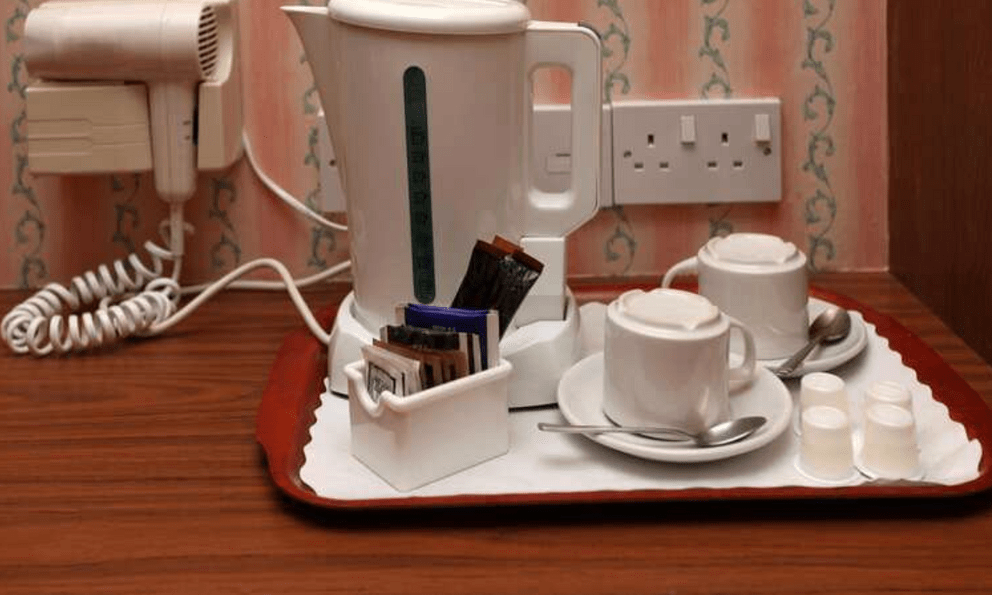 Loại ấm siêu tốc có thể giải phóng tới 3 tỷ hạt vi nhựa: Nhiều gia đình, khách sạn vẫn vô tư sử dụng sai cách