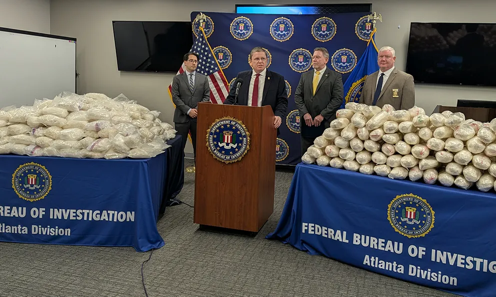 Phát hiện 719kg ma túy đá ngụy trang trong mâm xôi đen, FBI họp báo khẩn 