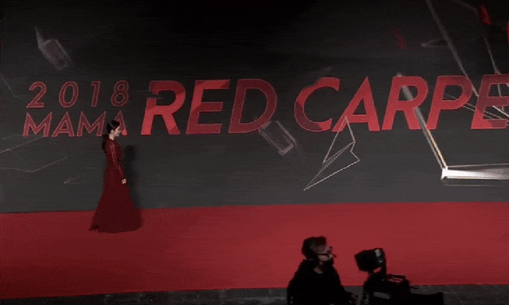 Tìm khắp thế gian không thấy cặp đôi nào đẹp hơn thế này: Nhà trai là tổng tài cực bá đạo, nhà gái tài sắc top đầu showbiz