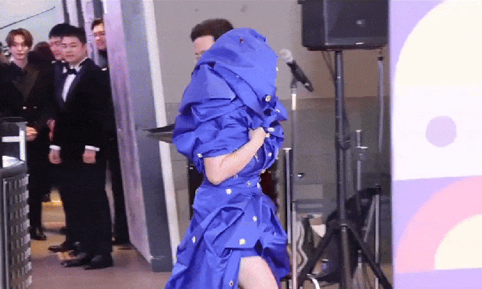 Ngôi sao quyền lực N. bị nhân viên đồng loạt 